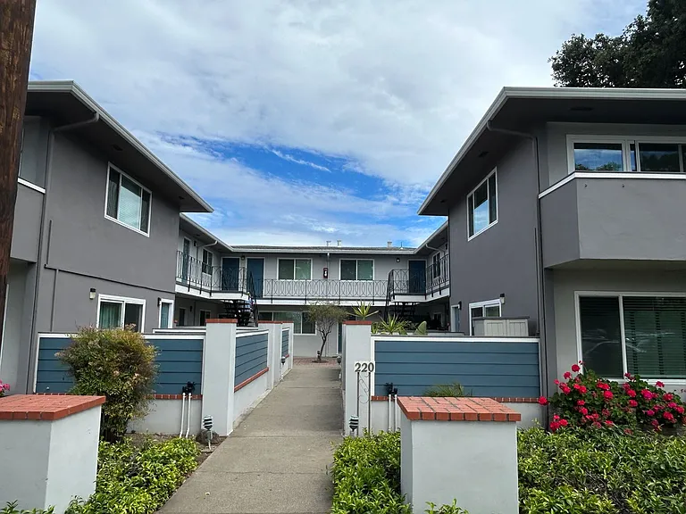 220 Peninsula Ave — Photo 1