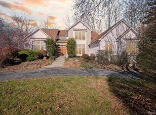 5215 Stonehenge Dr, Rochester, MI 48306