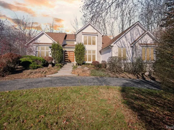 5215 Stonehenge Dr, Rochester, MI 48306