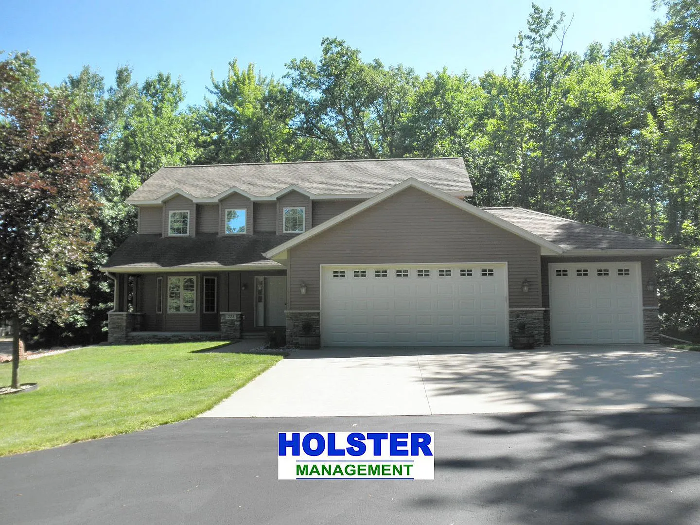 Executive 3-Bedroom (plus bonus room) 3 1/2 Bath Home Near Aspirus Wausau Hospital — Photo 1