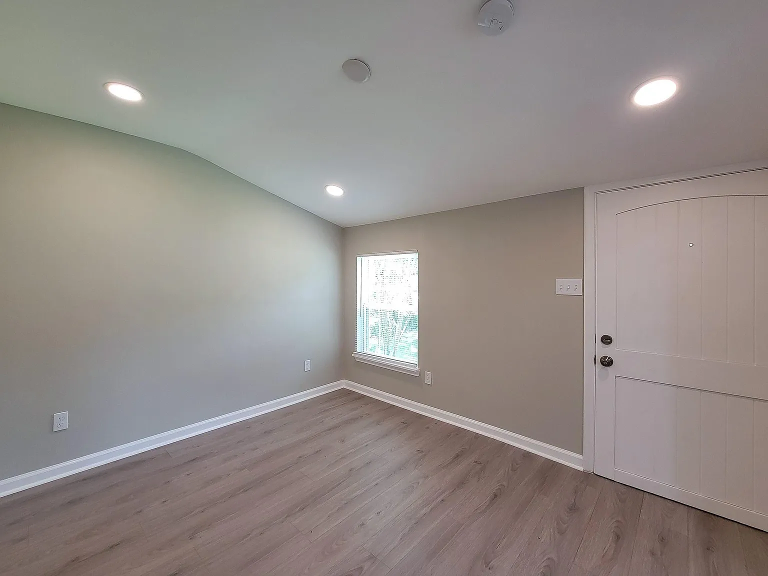 3 bed, 1300 sqft, $1,375 — Photo 2