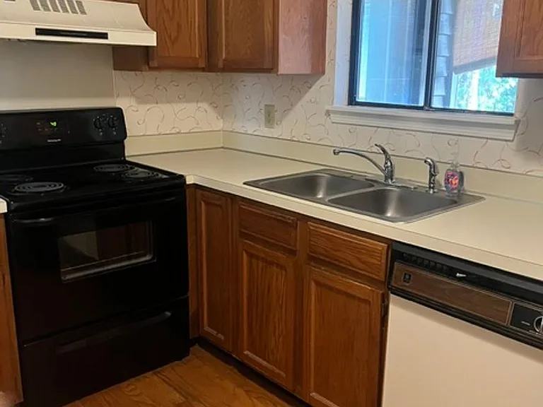 906 Indian Wells Ct — Photo 4