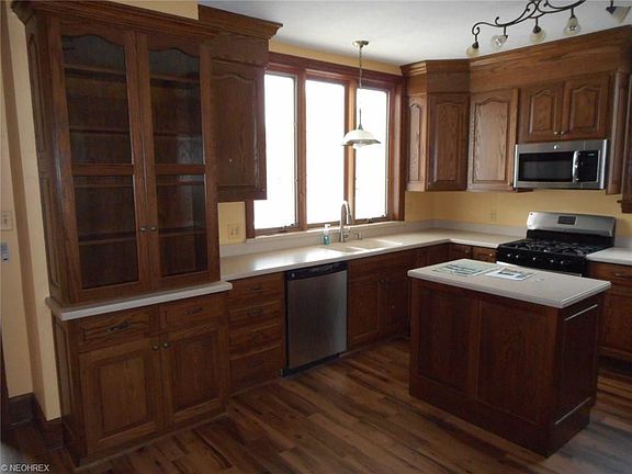 5th image of 404 N Broadway St