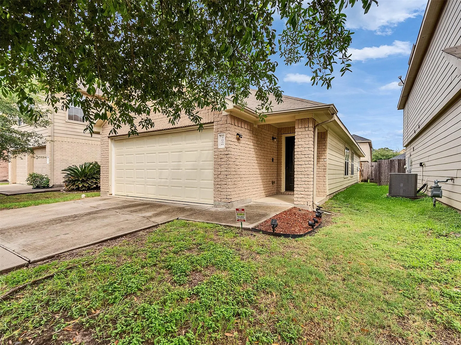 3 bed, 2.0 bath, 1387 sqft, $2,400 — Photo 1