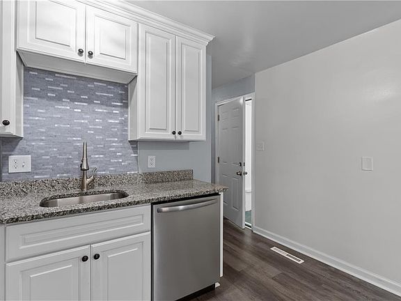 4th image of 453 Turf Dr