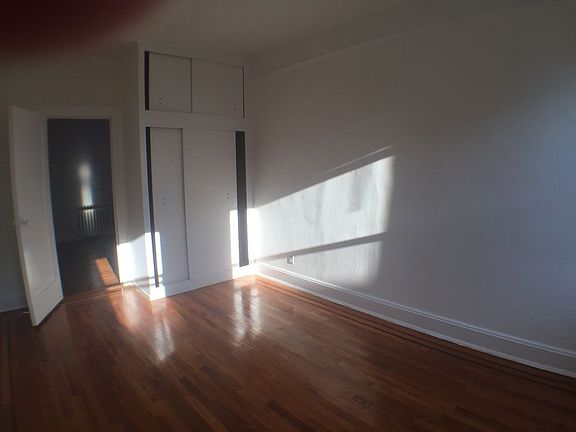 5th image of 4723 47th St APT 3R