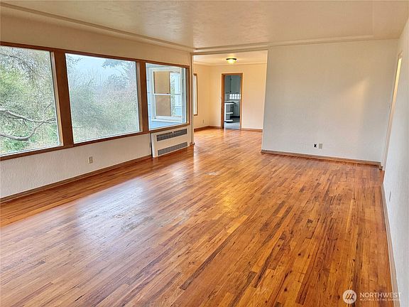 5th image of 905 Quince Street NE