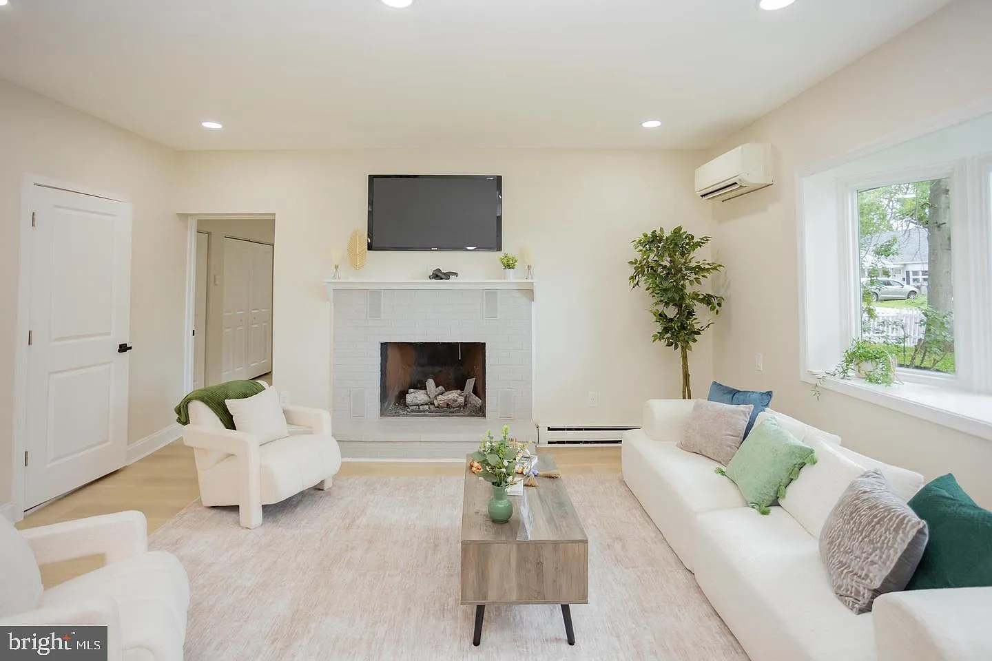 6 bed, 2.0 bath, 3100 sqft, $4,000 — Photo 1