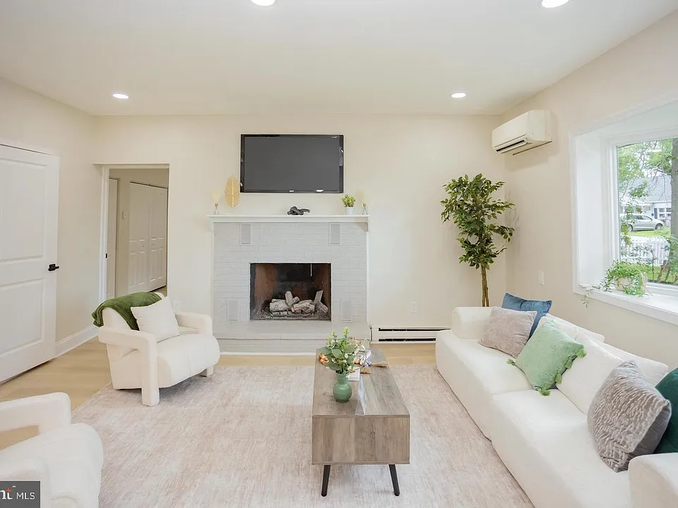 139 W Walnut St