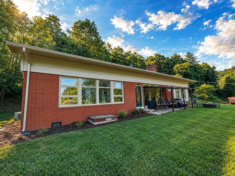 1st image of 821 Ivy Hl