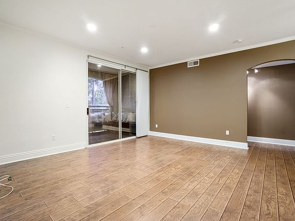 4th image of 22681 Oak Grv #112