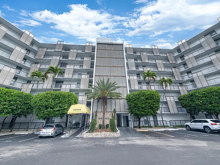 20400 W Country Club Dr #610 — Photo 3