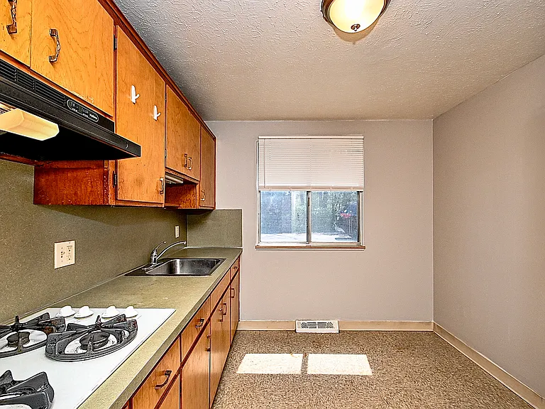 818 S Green Rd — Photo 14