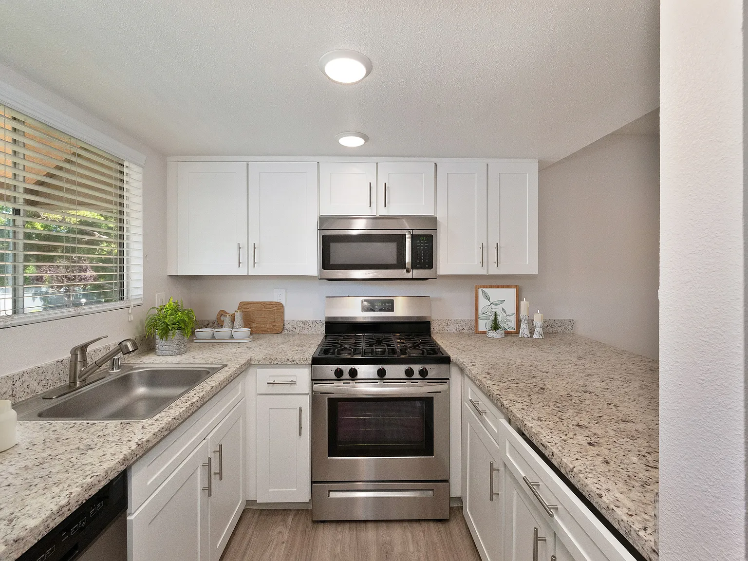 West Oaks Apartment Homes — Photo 4