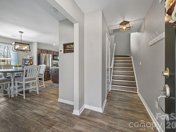 3rd image of 813 Yorkshire Dr