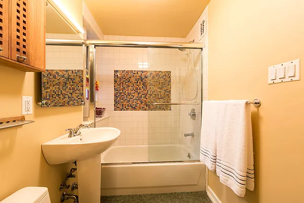 Sold by REMAX Elite | media 14