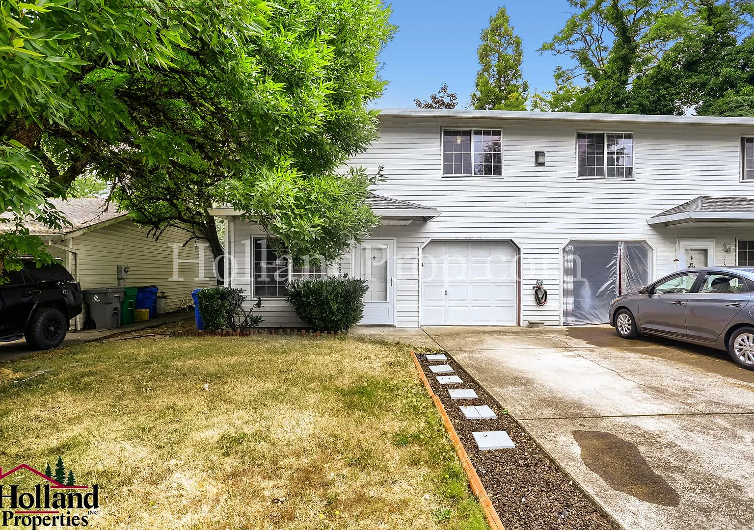 Cozy & Bright 3-Bedroom Retreat In Southeast Portland Fenced Yard & Garage! New Price And Reduced... — Photo 1