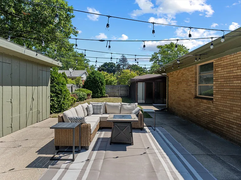 2121 E Madison St — Photo 16