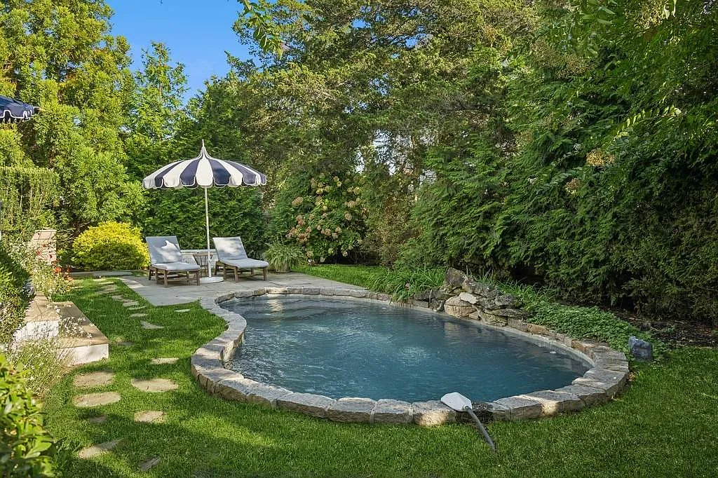 Waterfront Community with Pool — Photo 4