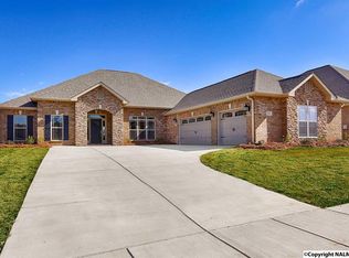 97 Nutcracker Ln, Huntsville, AL 35824