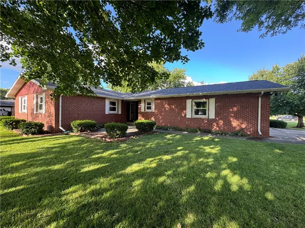 128 Woodlawn Dr, Chrisman, IL 61924