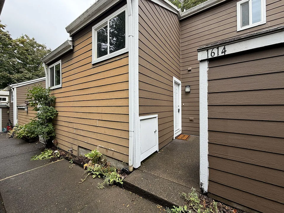 1614 Village Park Pl