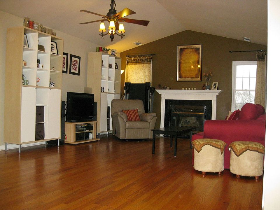 Great room w/ Hardwood floor