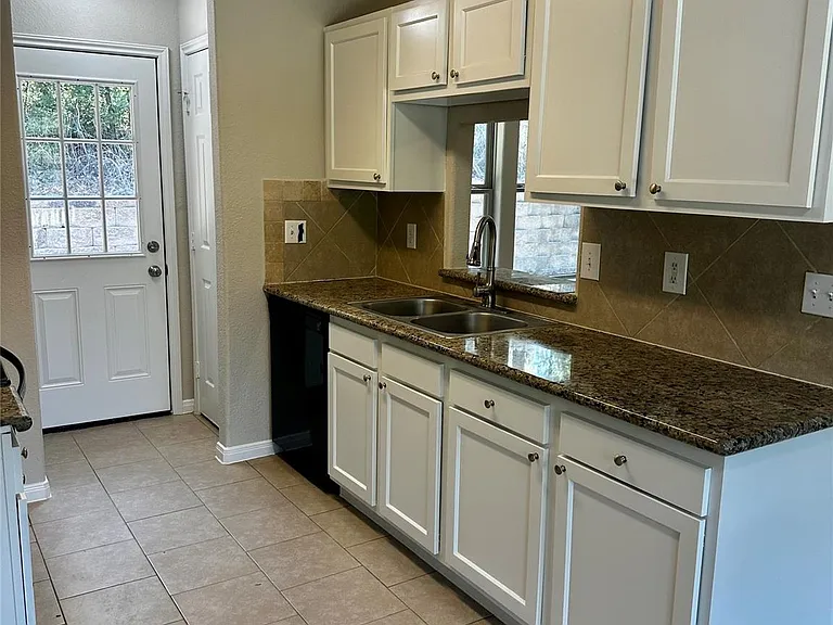 513 Valleyview Dr — Photo 9