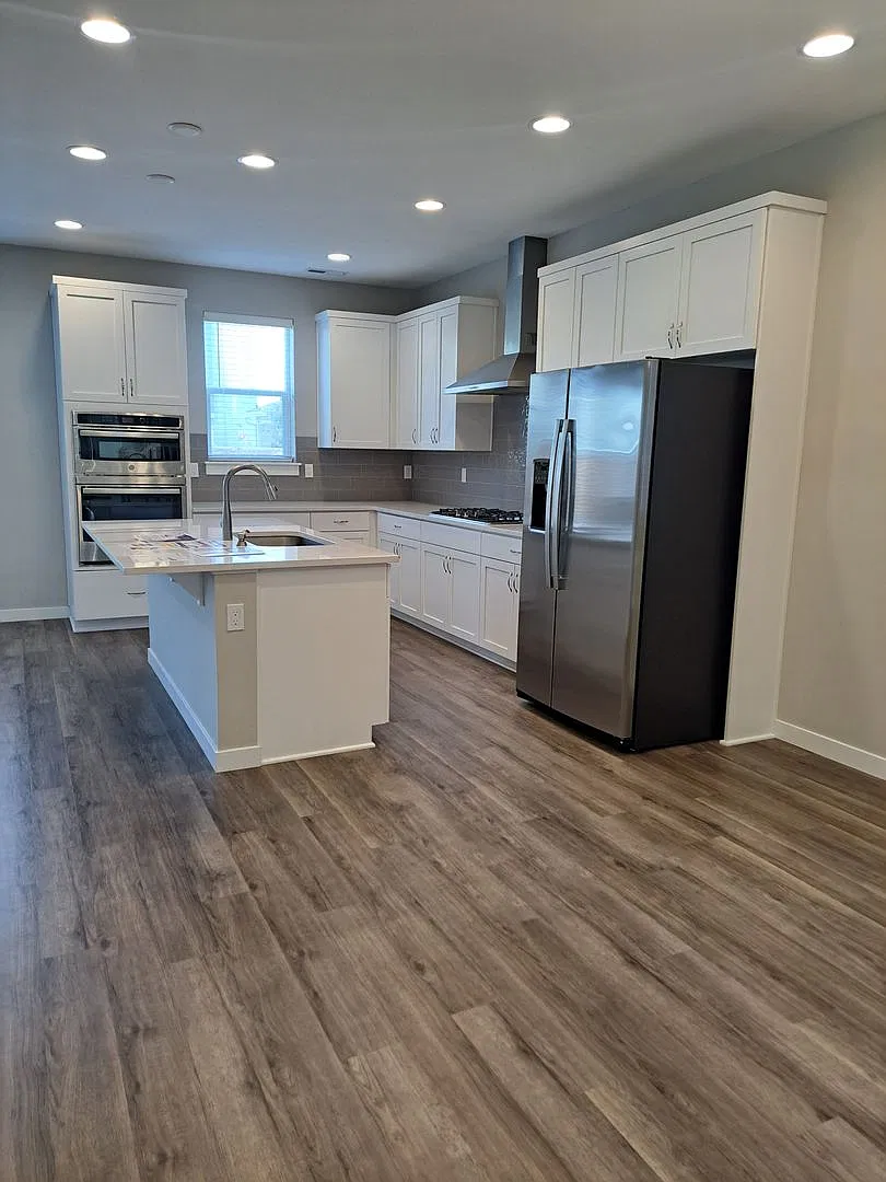 4 bedroom Desired Area Wilsonville — Photo 2