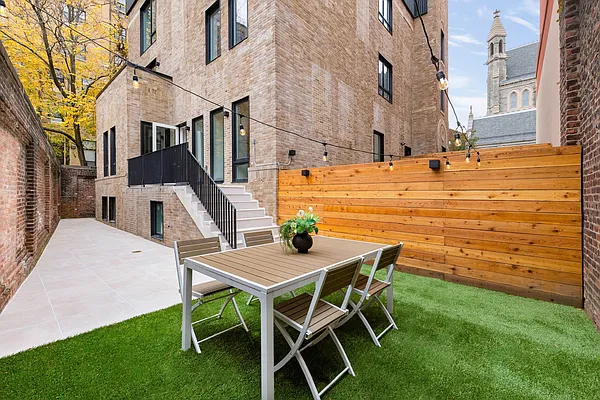 Sold by Park Property Advisors | media 3