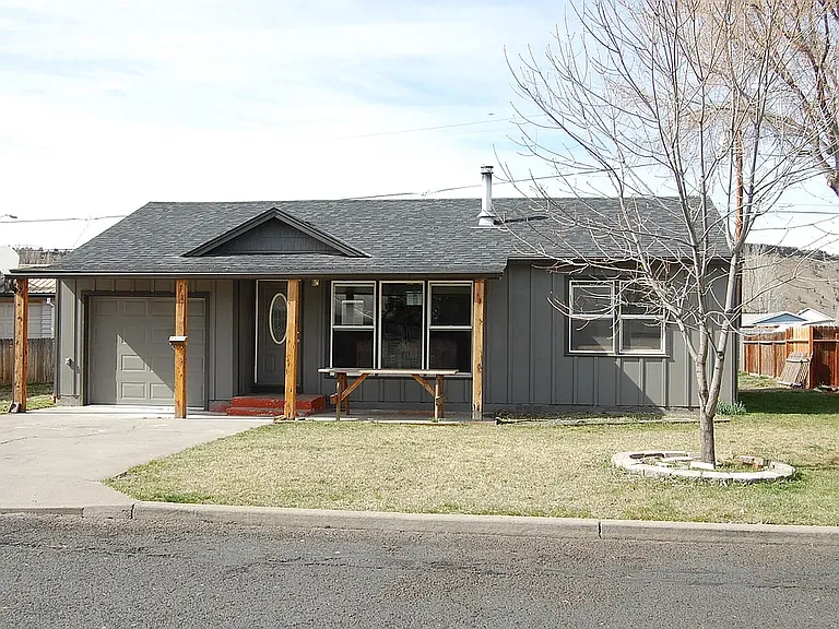 305 SW Ewen St — Photo 1