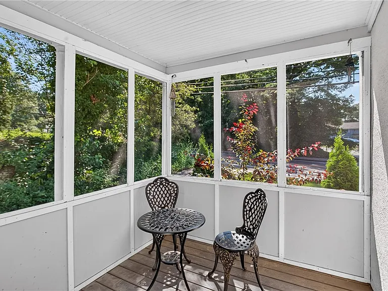 476 Providence St — Photo 45