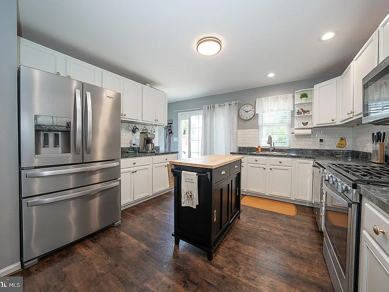586 Summit St — Photo 18