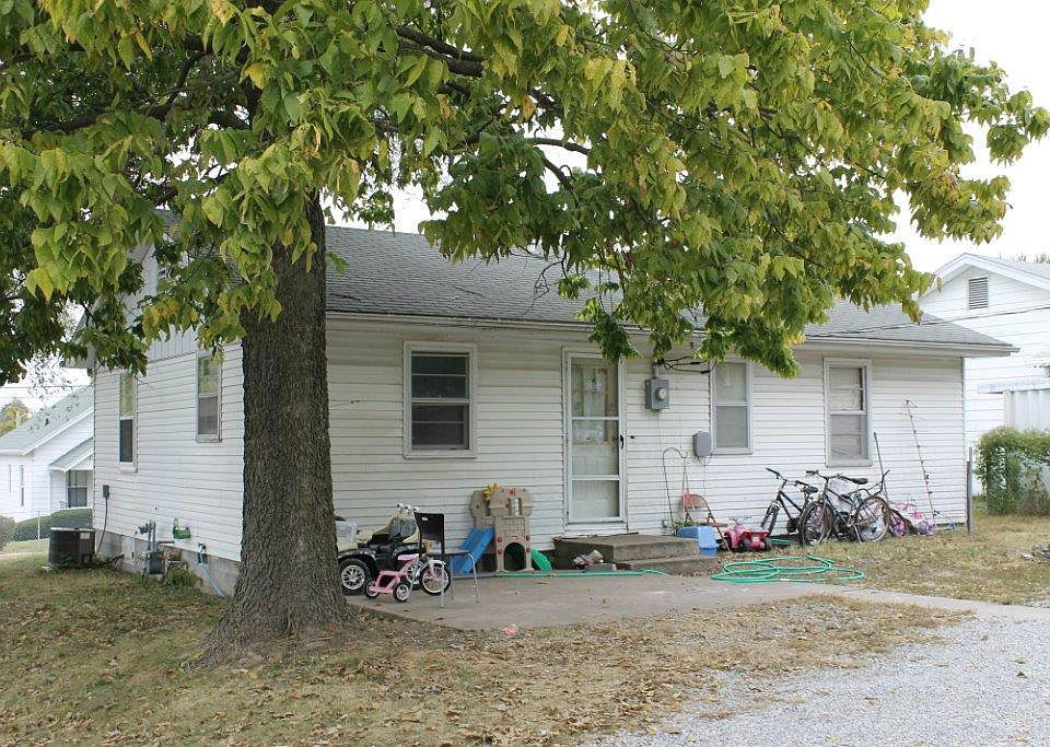 2nd image of 209 Cedar St