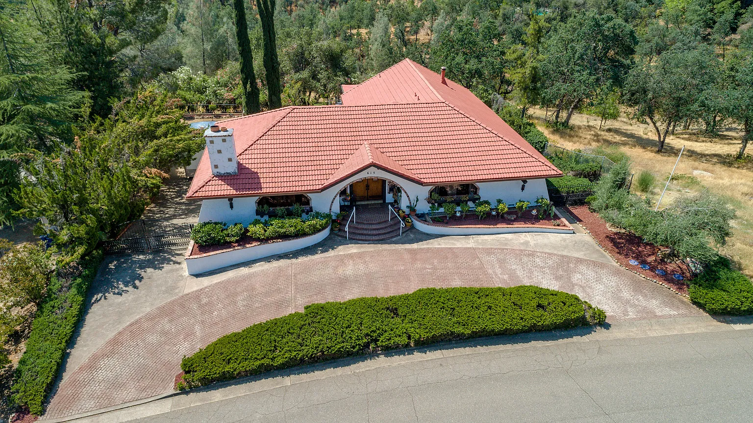 615 Royal Oaks Dr photo 1