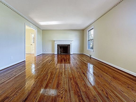 3rd image of 122 Wildhurst Ln