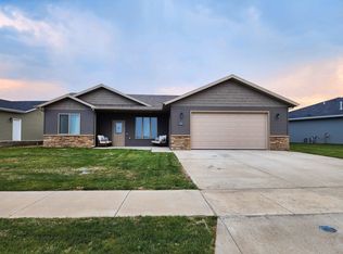 186 Mulberry Loop NE, Minot, ND 58703