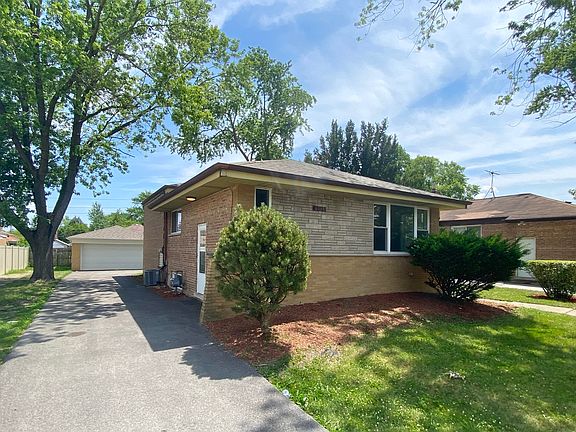 3rd image of 16009 Debbie Ln