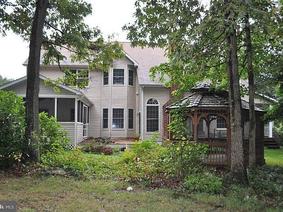 3rd image of 208 Serenade Ct