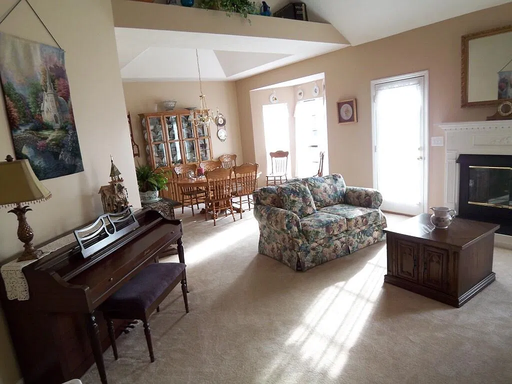 3 bed, 2363 sqft, $2,586 — Photo 2