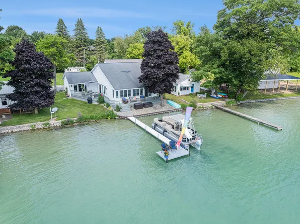395 Lighthouse Ln, Horton, MI 49246