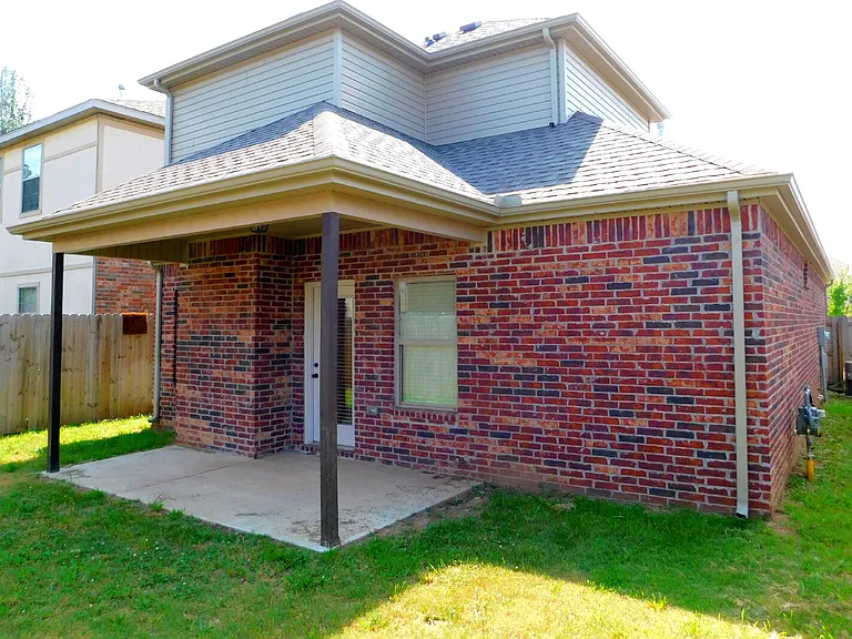 2632 N Arroyo Ave — Photo 2