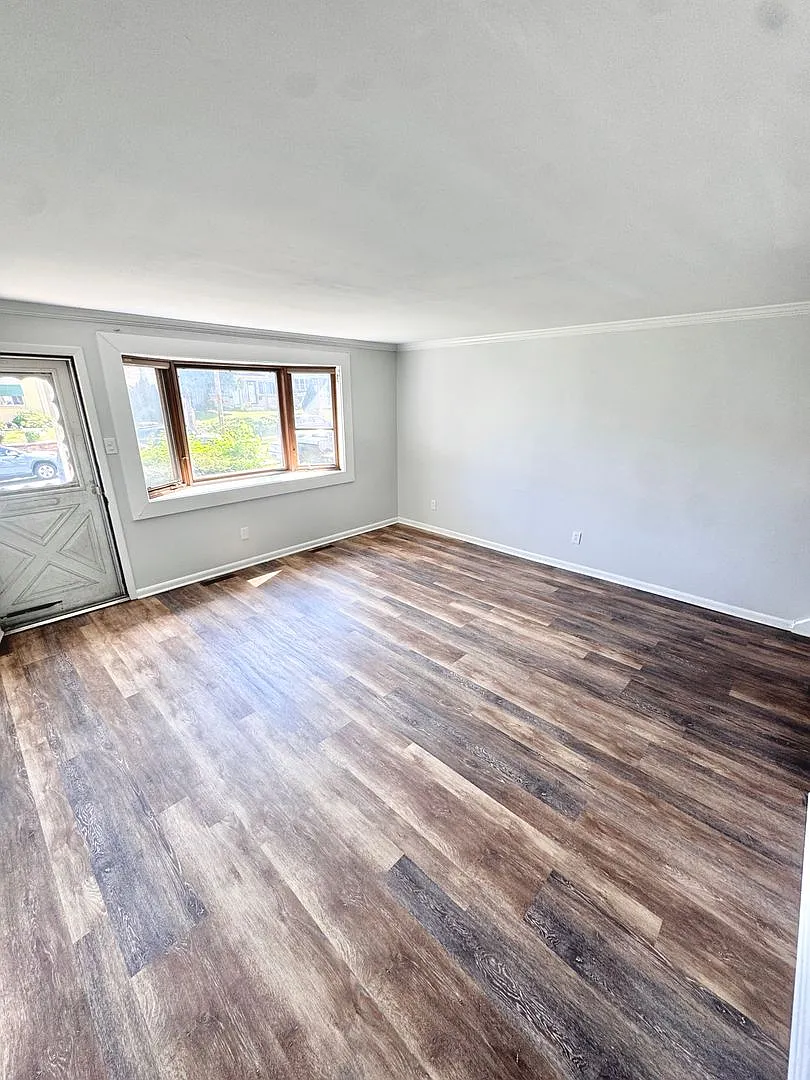 Super Clean Three Bedroom Townhome — Photo 4