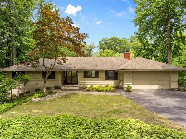 790 Oakridge Dr, Rochester, NY 14617