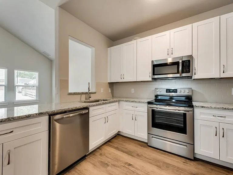 2424 S Fannin Ave — Photo 5