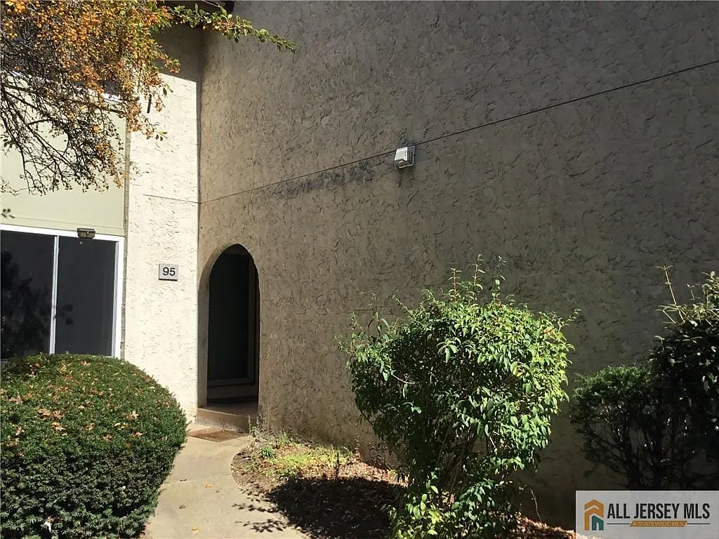 95 Thoreau Dr photo 1