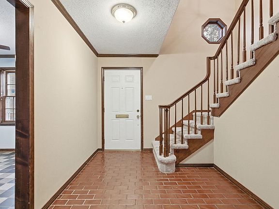 2nd image of 514 Cambridge Place Dr