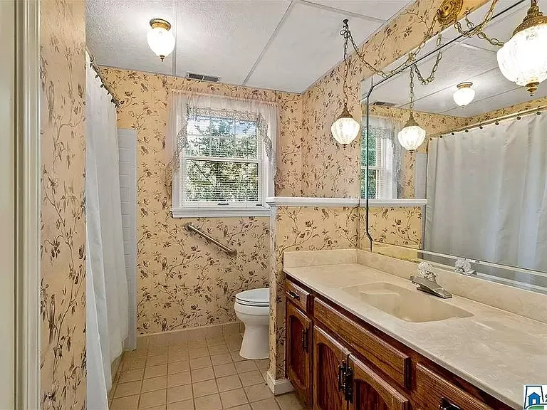 1229 Edinborough Ln — Photo 3