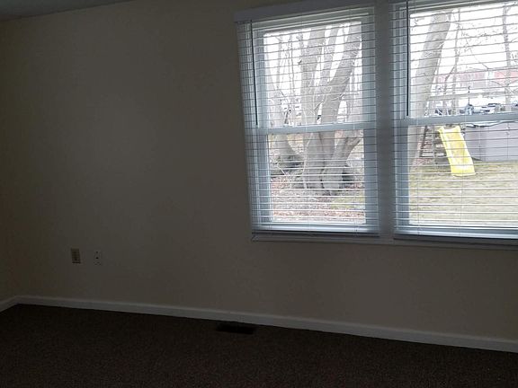 3rd image of 290 Pleasant St Floor 1