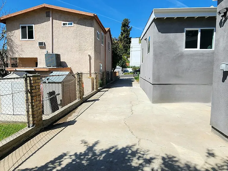 2910 Lincoln Park Ave — Photo 2
